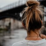 junge frau mit messy bun