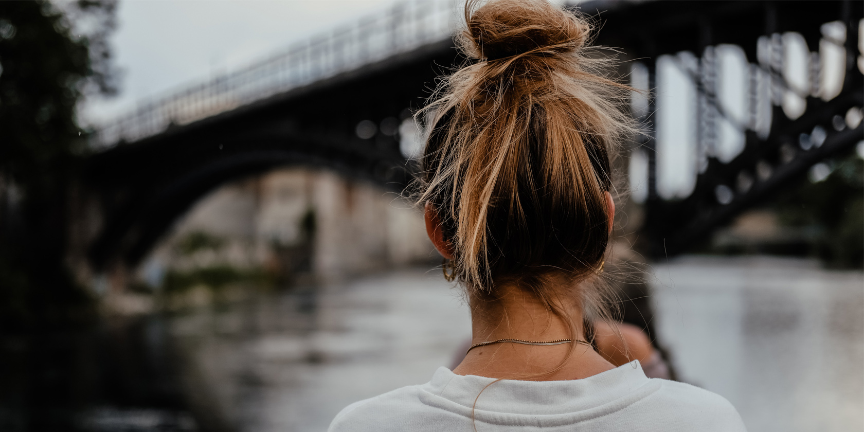 junge frau mit messy bun