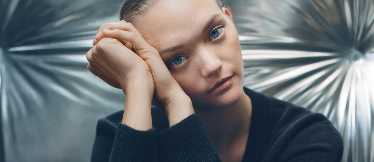 Frau trägt Boxy Cardigan