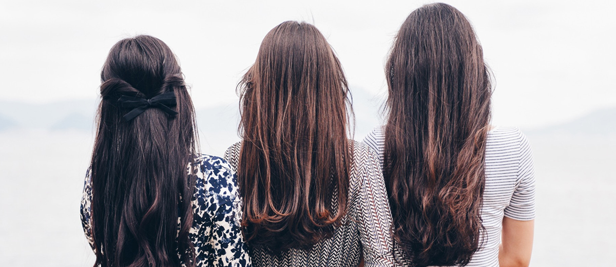 drei ju nge frauen mit langen haaren von hinten