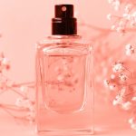 parfum flakon auf rose tisch stehend