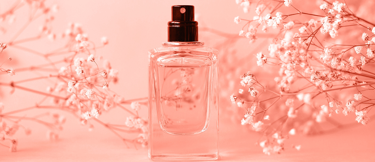 parfum flakon auf rose tisch stehend