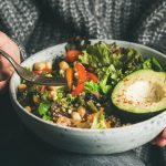 frau mit food bowl in den händen