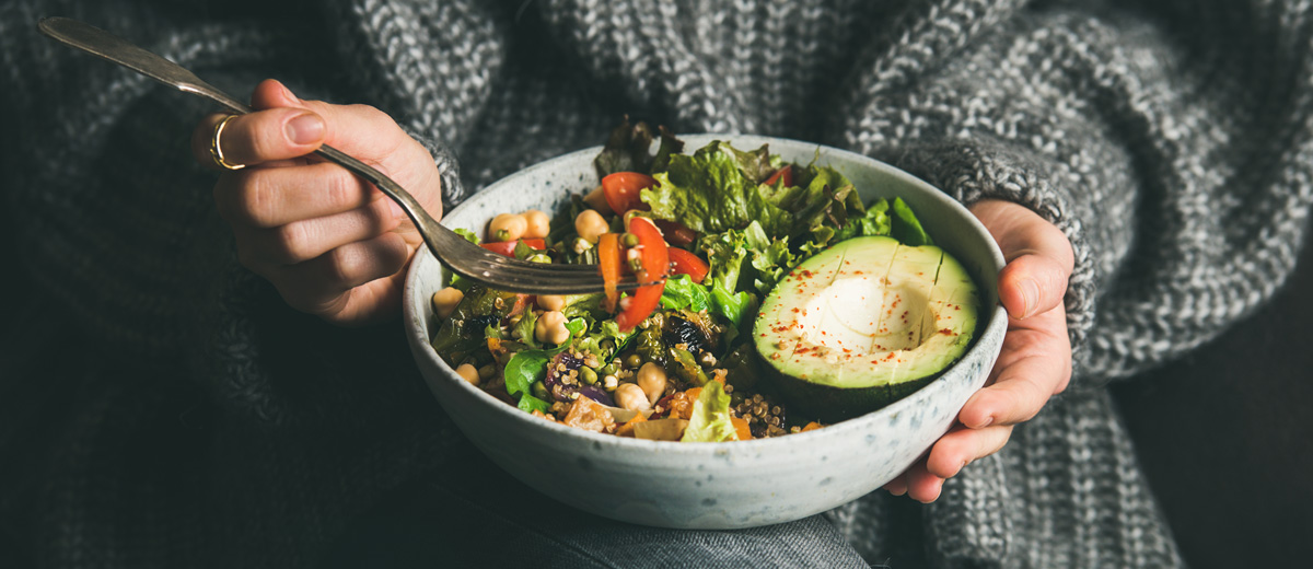 frau mit food bowl in den händen