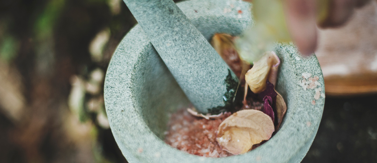 DIY Naturkosmetik Schälchen mit Rosenblättern