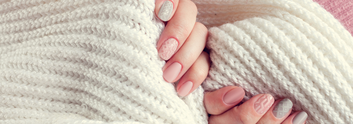 Frauenhände mit Knit Nails und Schal