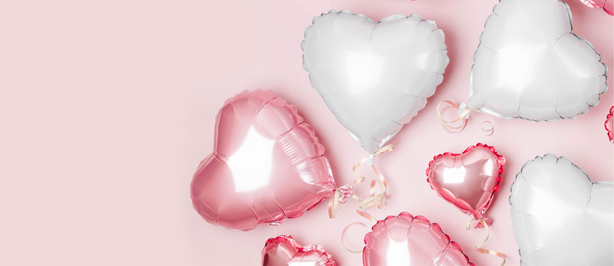 weiße und rosafarbenen luftballons
