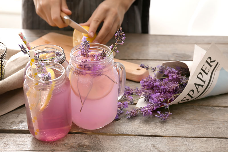 Stylisher Anti-Stress Drink: Hier kommt die Lavendel-Limonade | BEAUTYPUNK