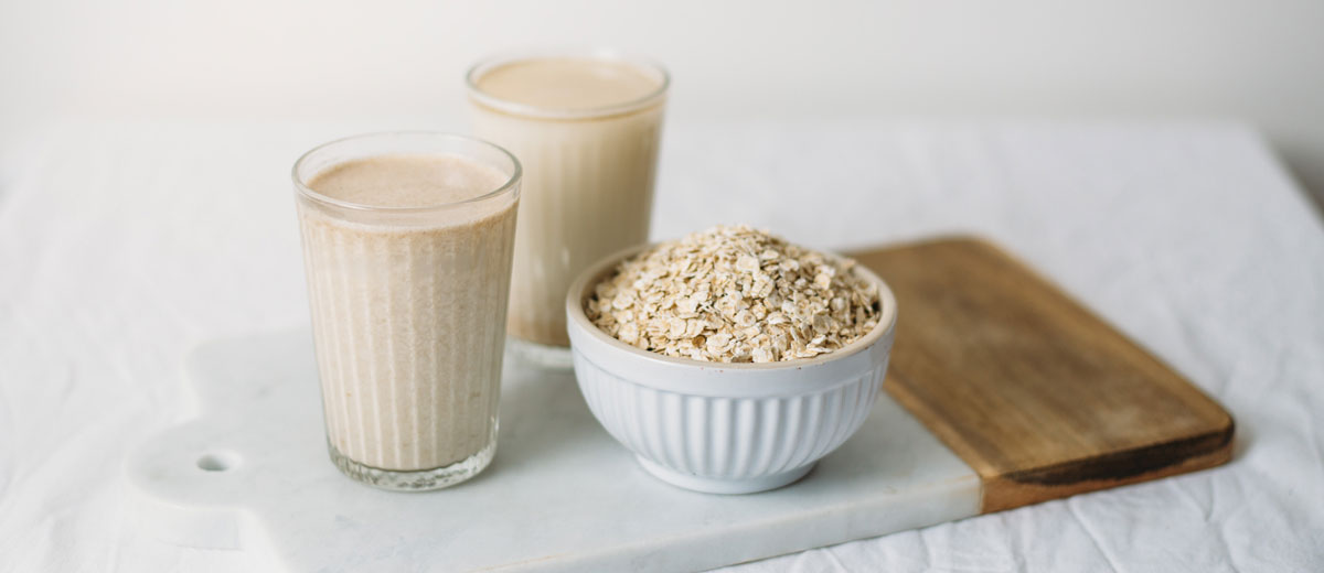 zwei gläser mit hafermilch