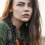 junge frau im boho look