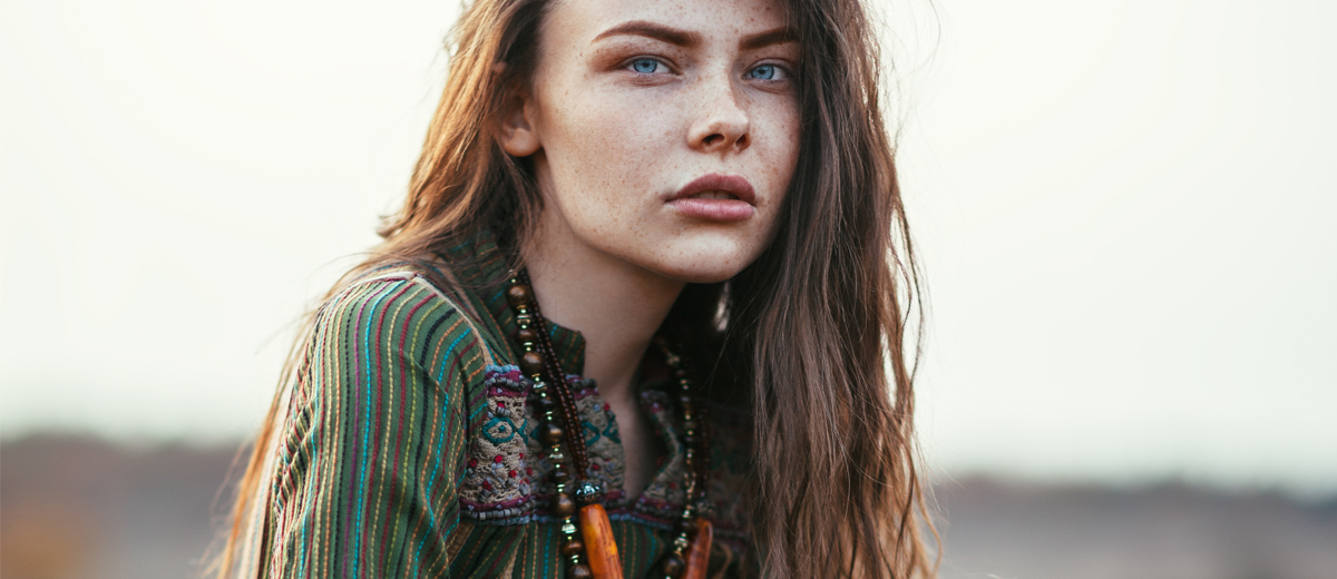 junge frau im boho look