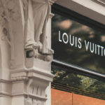 aufschrift auf gebäude mit louis vuitton