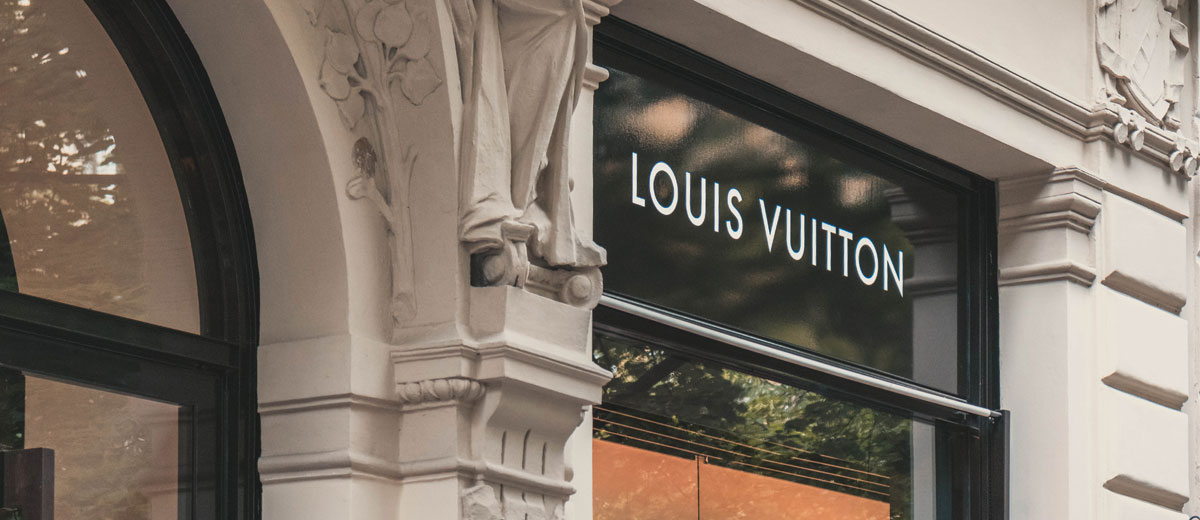 aufschrift auf gebäude mit louis vuitton