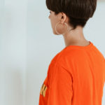 frau mit orangefarbenen t-shirt