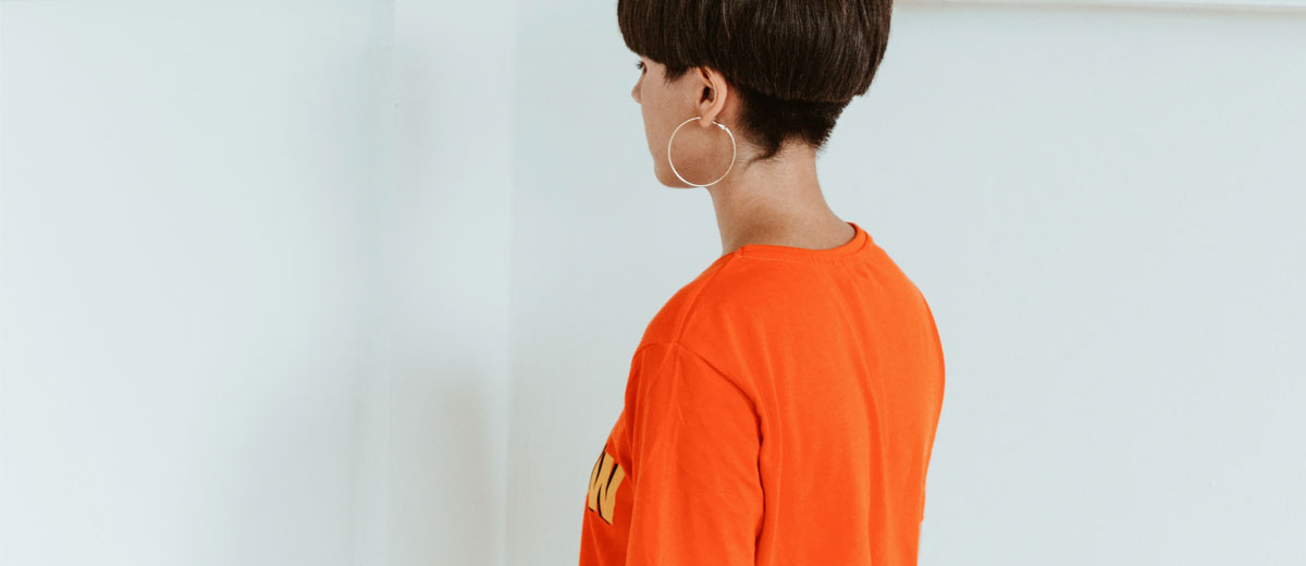 frau mit orangefarbenen t-shirt