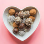 schale in herzform mit energy balls