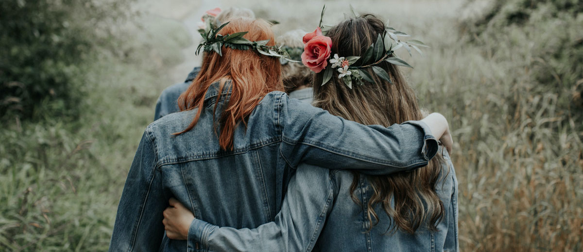 zwei frauen gehen arm in arm