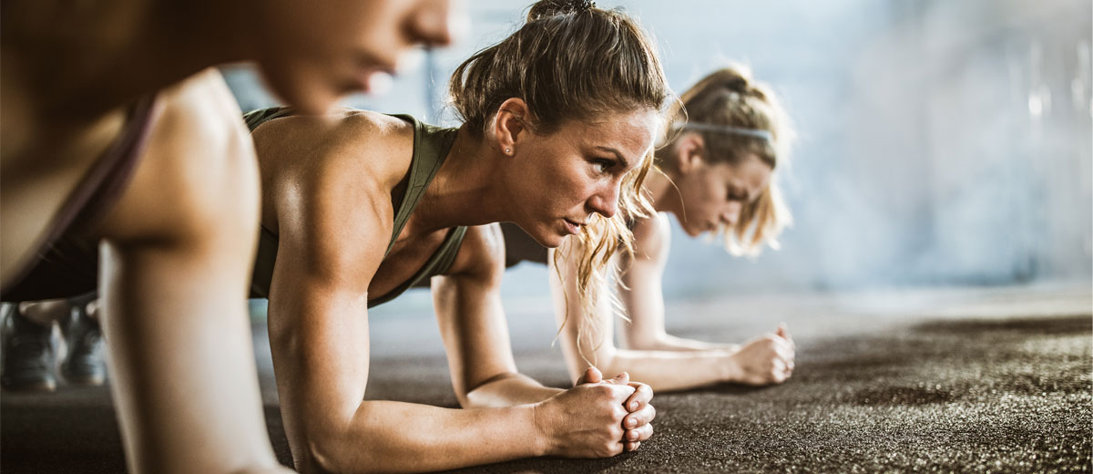 gruppe von frauen die sport machen