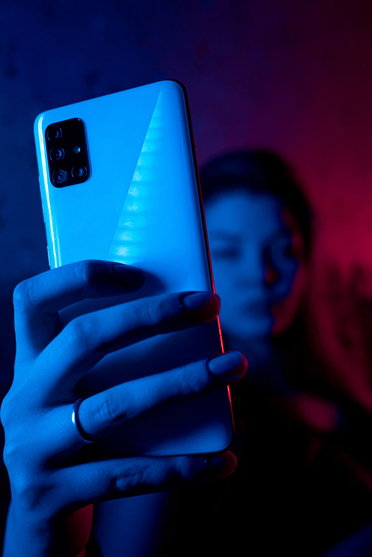 frau smartphone blue light