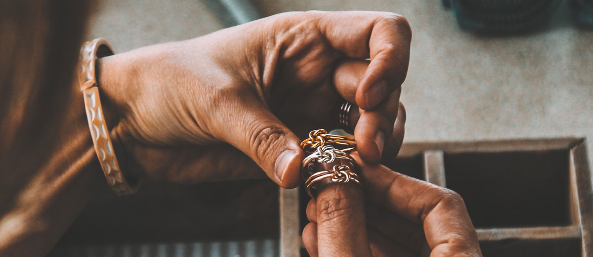 man hält drei ringe in der hand