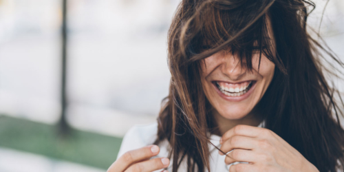 frau mit braunen haaren