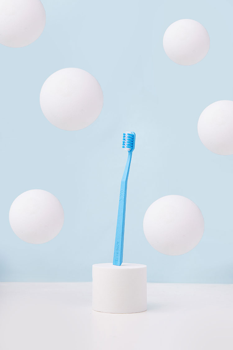 ALPINE WHITE Toothbrush_Mood6