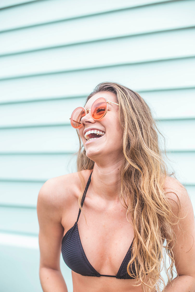 frau lachen sonnenbrille