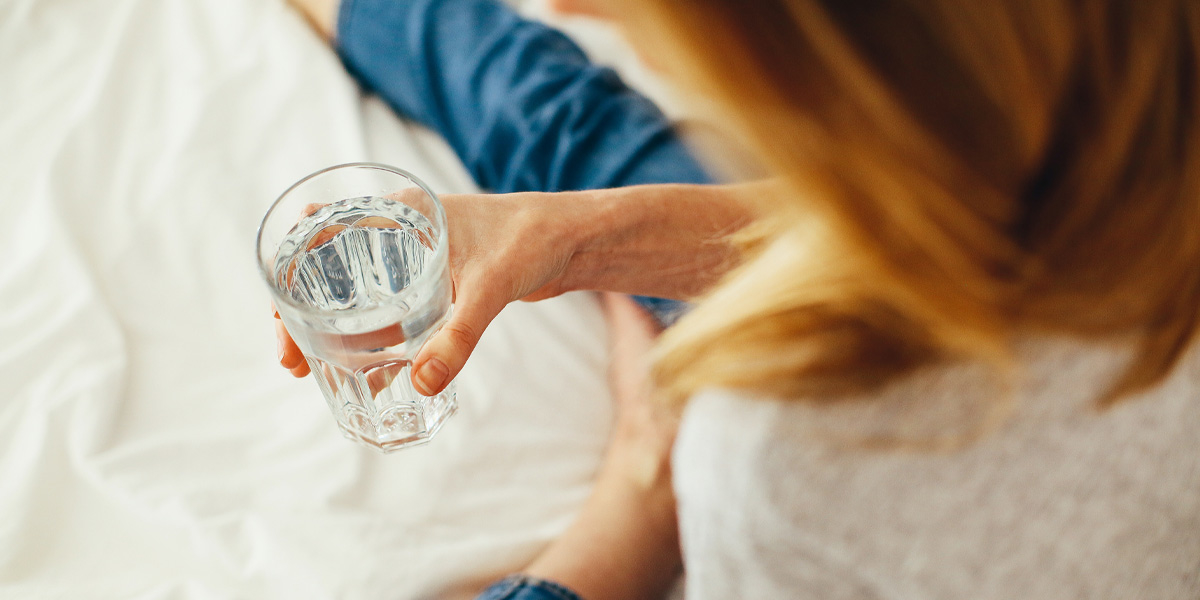 frau trinkt wasser