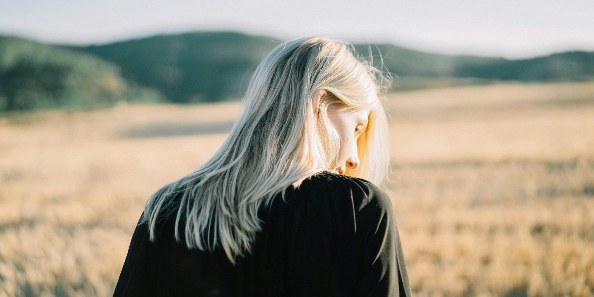 frau blond natur lange haare