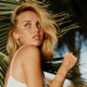 blonde frau palme