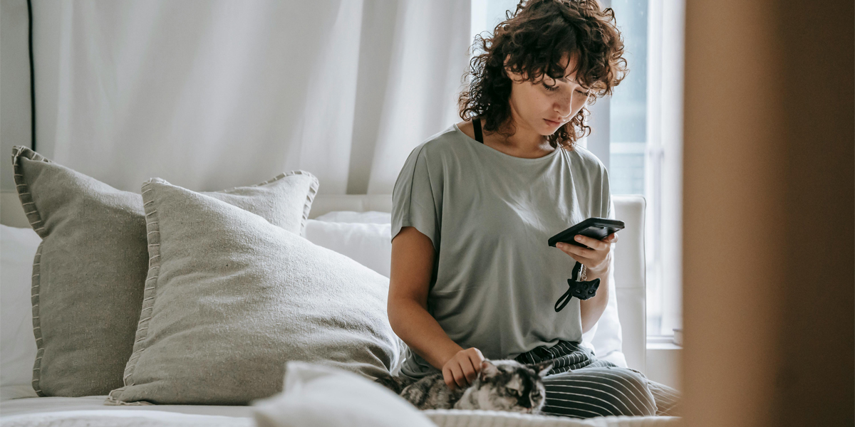 frau bett handy