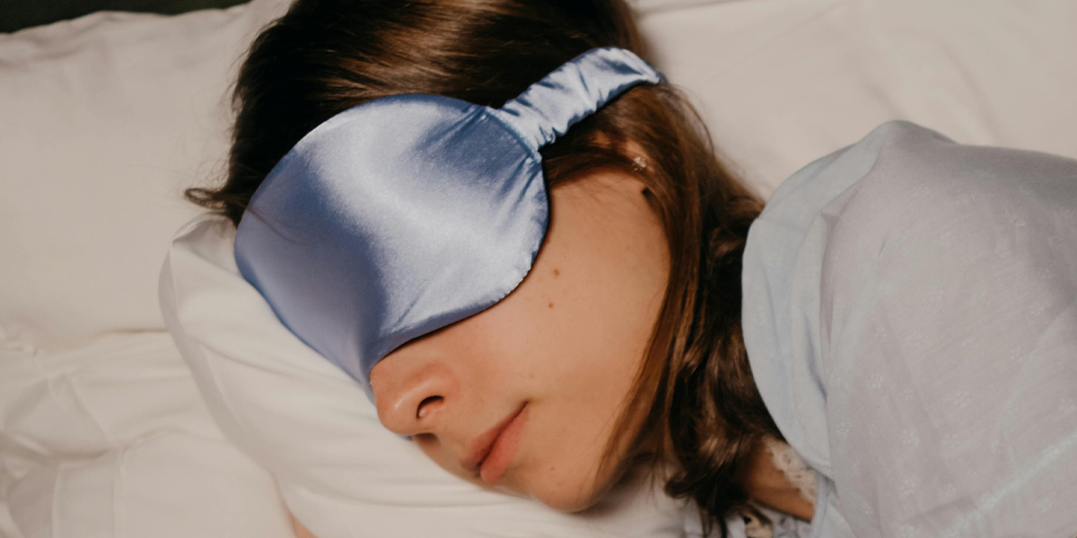frau schlafen schlafmaske