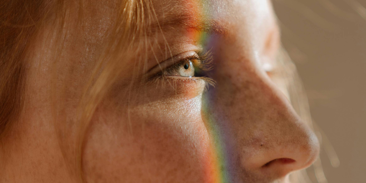 frau augen regenbogen