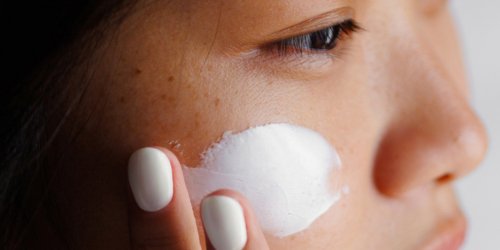 frau gesichtscreme