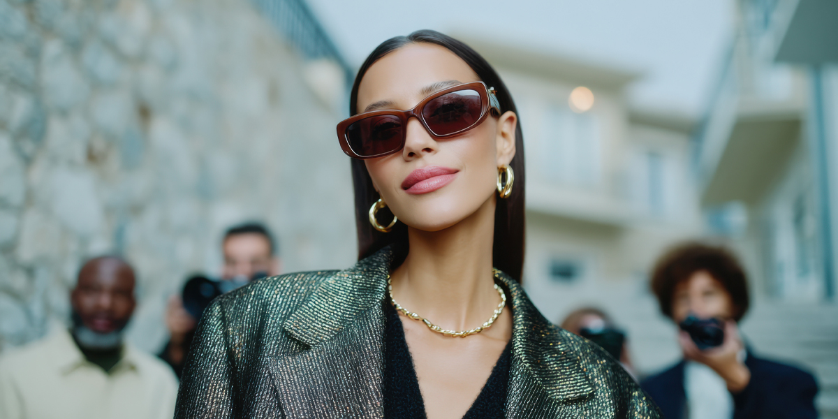 frau sonnenbrille schmuck