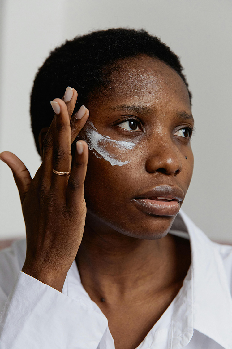 frau creme gesicht