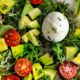 Grüner Salat mit Avocado und Miniburrata