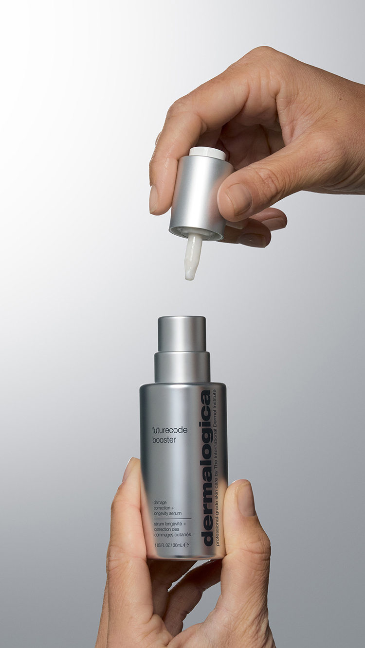 Dermalogica_FutureCode Booster_Flasche und Hände