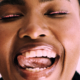 frau lachen zunge