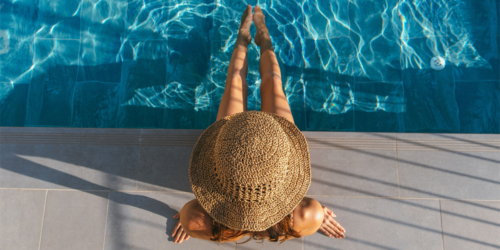frau pool sonnen