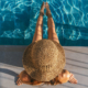 frau pool sonnen