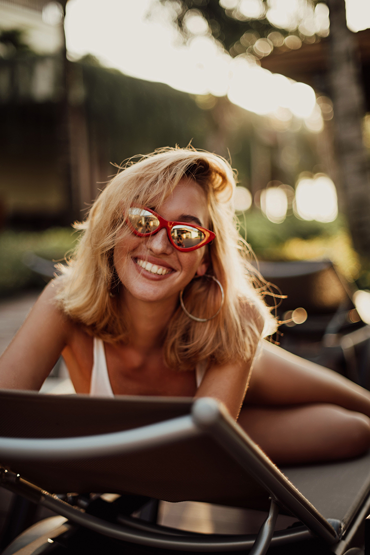 frau sonnen lachen